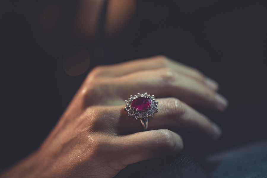 mood_ring_hand_schmuck_rubin_7E7A1262