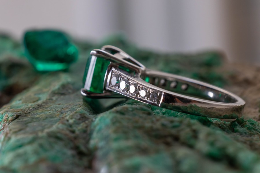 247A6081 (2) Ring mit grünem Edelstein
